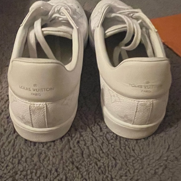 Men’s Louis Vuitton white sneaker - Picture 6 of 10